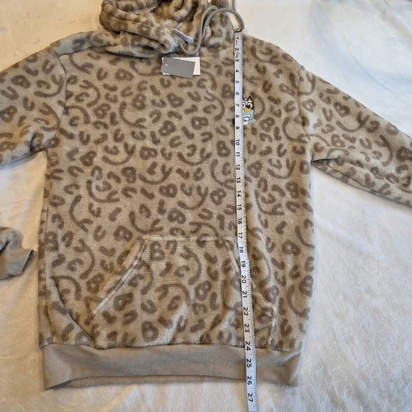 Bluey Women’s Graphic Pullover Hoodie Sweatshirt Tan Leopard Print Fuzzy XS - Picture 10 of 12